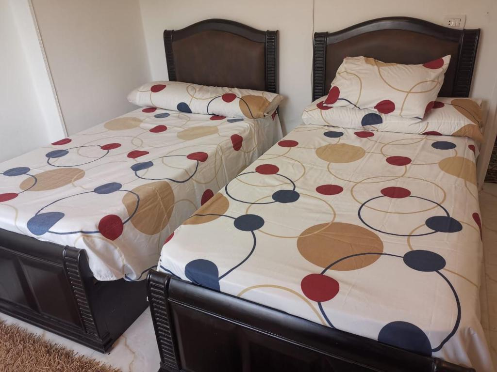 two twin beds in a bedroom with at Heliopolis Roxy in Cairo