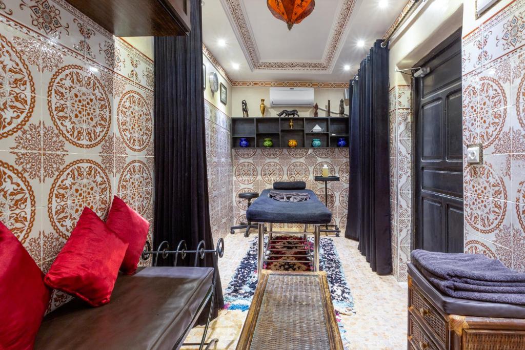 A seating area at Riad La Porte d'Or & SPA