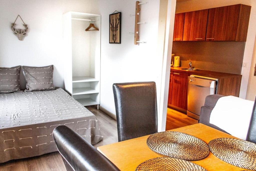 Il comprend un salon avec une table et une cuisine. dans l'établissement Centre/Wifi/Garage/Local à ski, à Isola