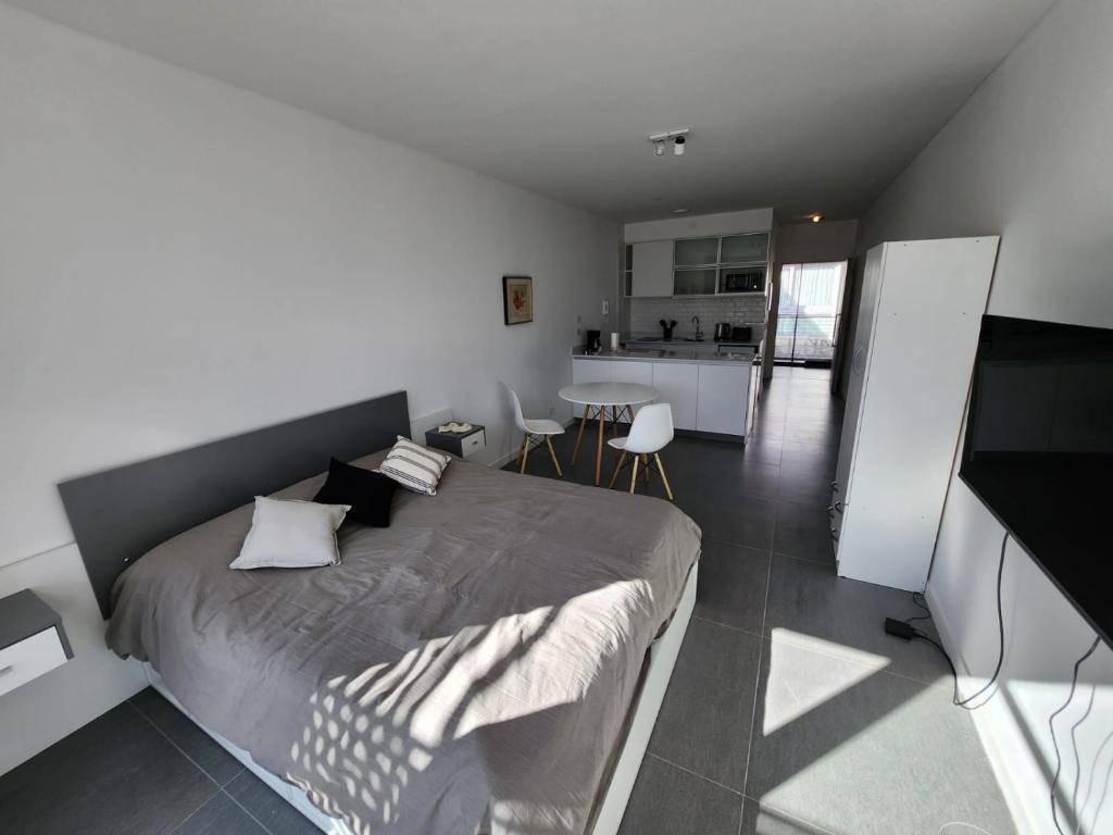Il comprend une chambre avec un grand lit et une cuisine. dans l'établissement Soleado, à Buenos Aires