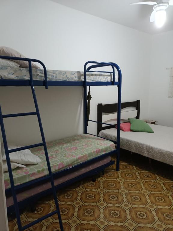 a room with two bunk beds in a room at Praia Tombo Guarujá in Guarujá