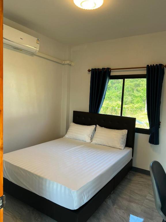 Postel nebo postele na pokoji v ubytování คีรีศิลป์ รีสอร์ท เชียงราย (Khirisin Resort Chiang rai)