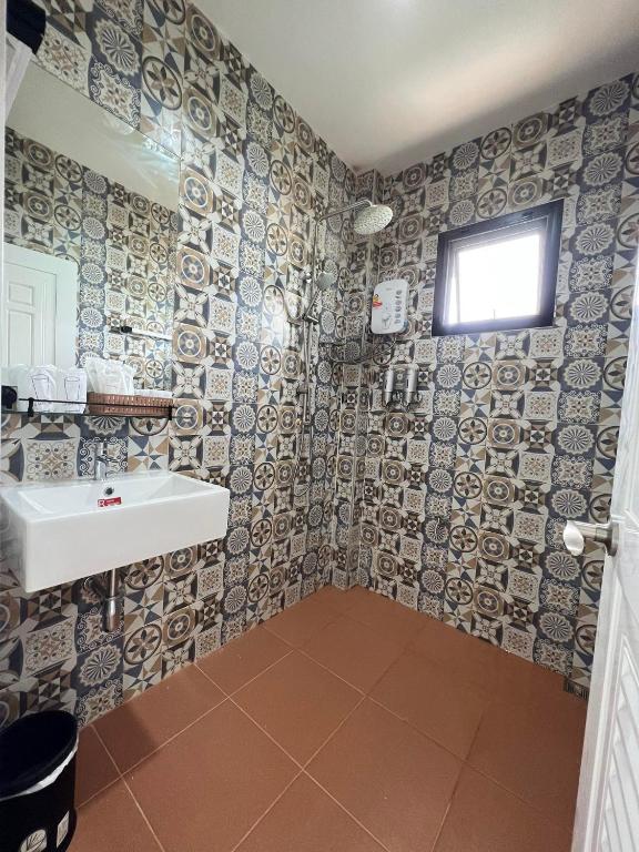 Koupelna v ubytování คีรีศิลป์ รีสอร์ท เชียงราย (Khirisin Resort Chiang rai)