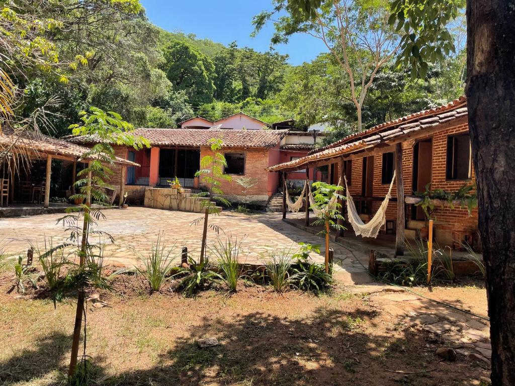 una casa con una hamaca delante en Casas Goiás - Suítes Beira Rio - Centro Histórico en Goiás