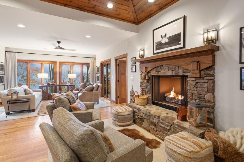 una sala de estar con una gran chimenea de piedra. en 4 Pines, en Boone