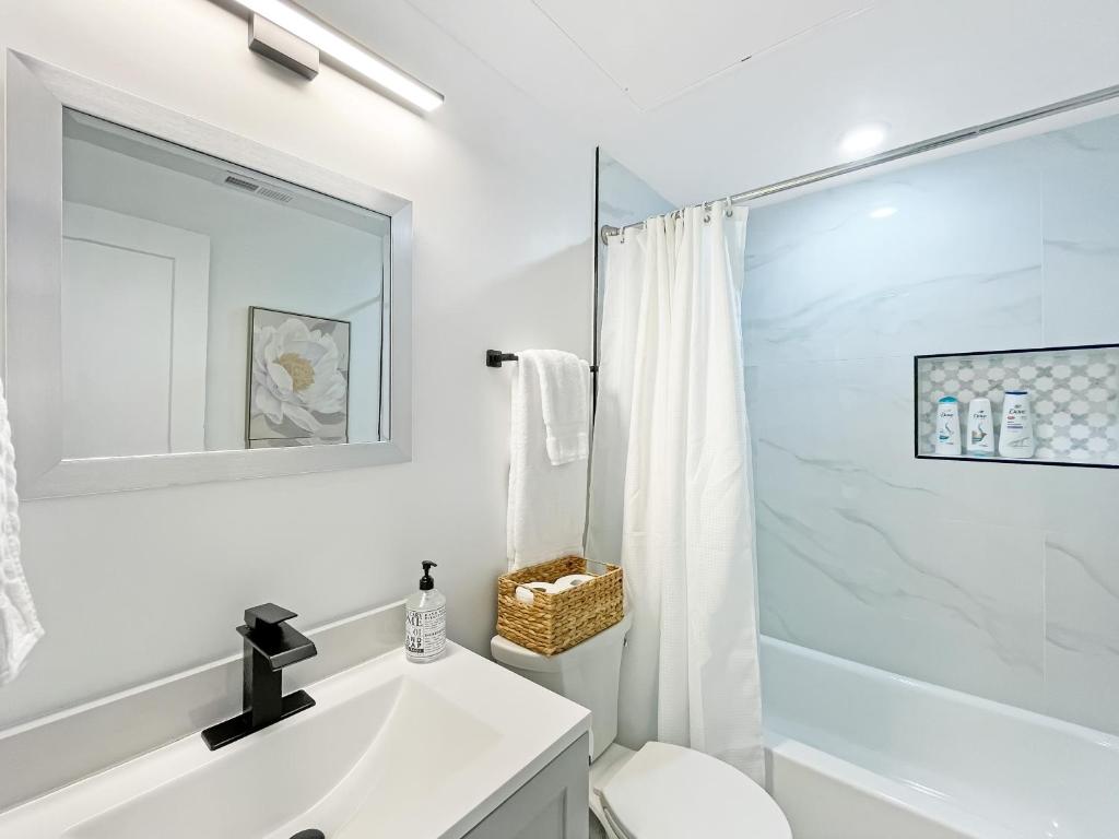 y baño blanco con lavabo y ducha. en Mary's Stay H St Corridor en Washington