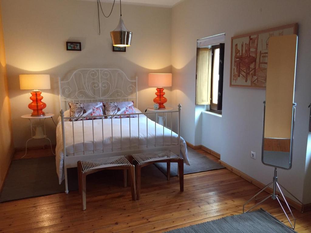 een slaapkamer met een bed met een bank en 2 lampen bij Alma N' Sleep in Almancil