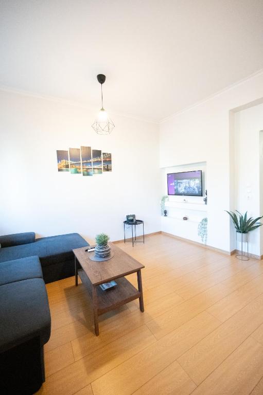 Televízia a/alebo spoločenská miestnosť v ubytovaní Christopher Central Home Ioannina