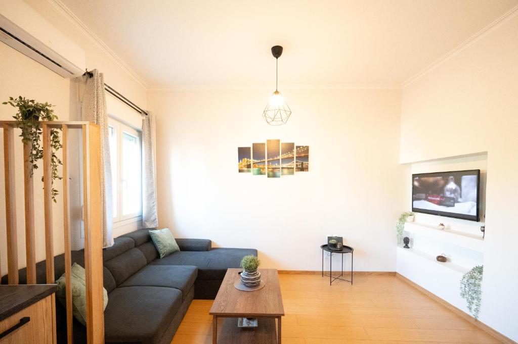 Televízia a/alebo spoločenská miestnosť v ubytovaní Christopher Central Home Ioannina