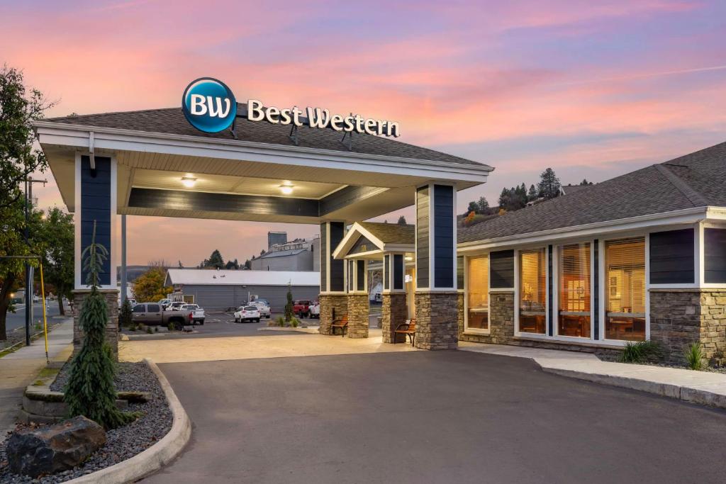 a building with a blue best western sign on it at Best Western Wheatland Inn in Colfax