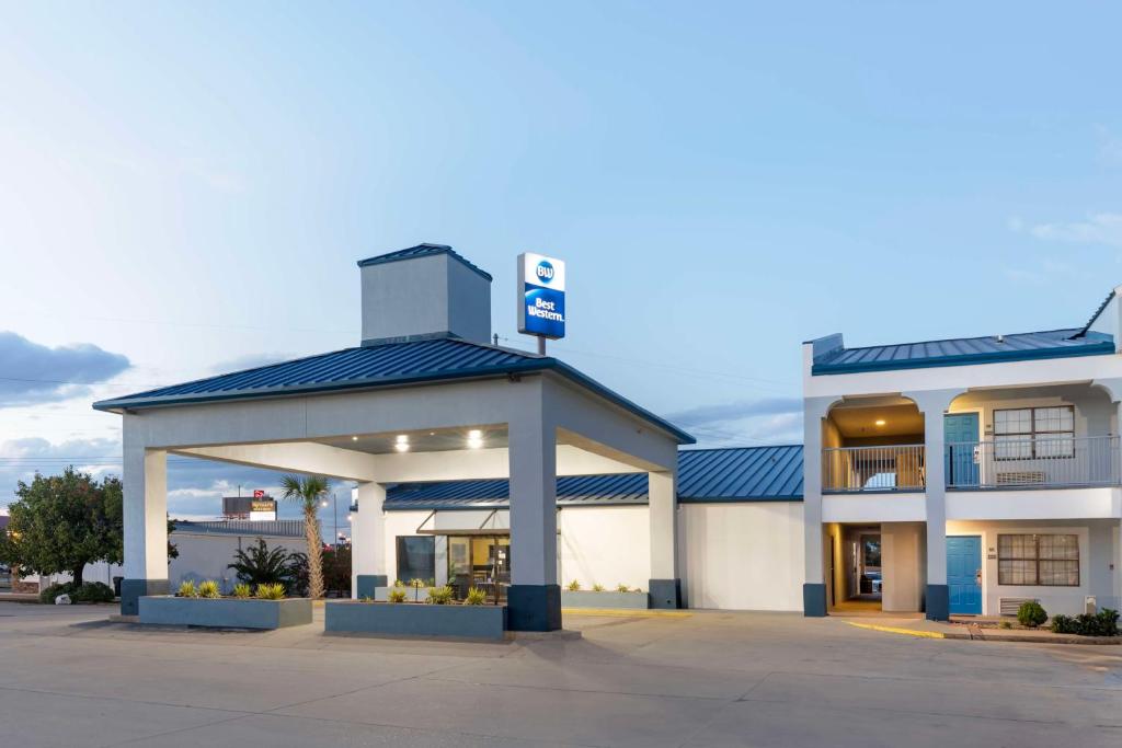 a building with a parking lot in front of it at Best Western West Monroe Inn in West Monroe