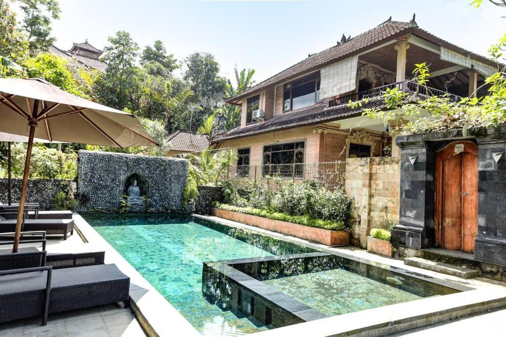 een huis met een zwembad voor een huis bij Spacious 1bd Villa Suite in Penestanan in Ubud
