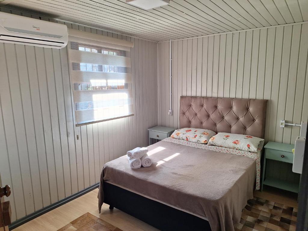 1 dormitorio con 1 cama con 2 toallas en Morada strauss, en Canela