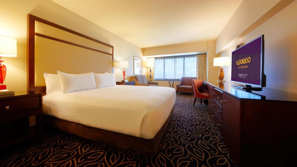 um quarto de hotel com uma cama e uma televisão de ecrã plano em Eldorado Resort Casino at THE ROW em Reno