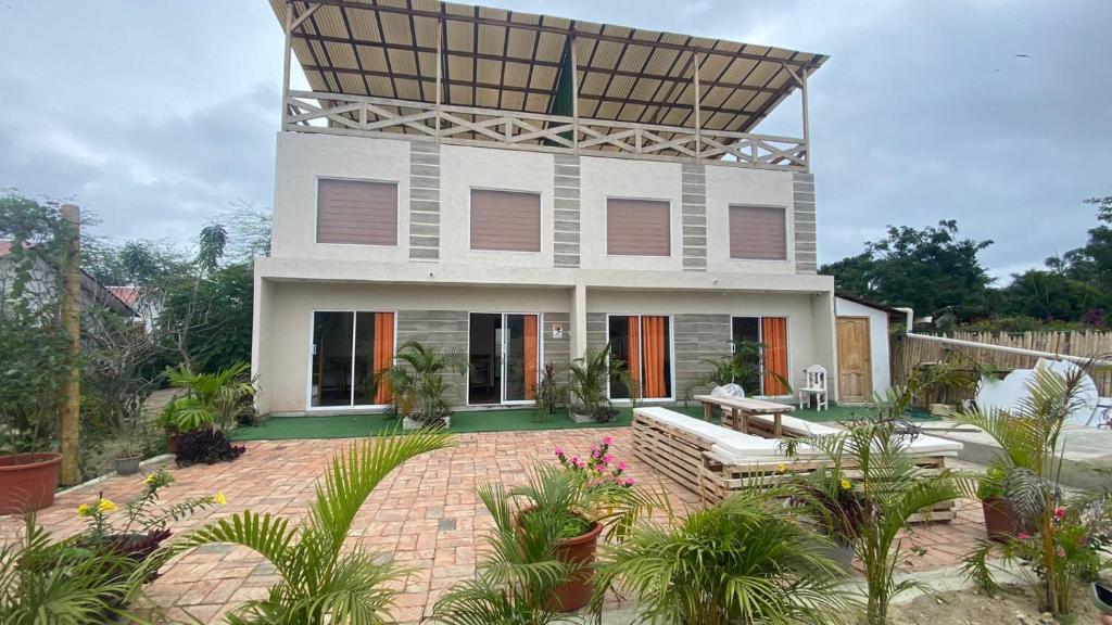 ein Haus mit einem großen Dach darüber in der Unterkunft Verano Azul Loft in Puerto López