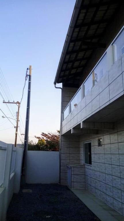 um edifício com uma varanda ao lado em Apartamento em Penha-SC em Penha
