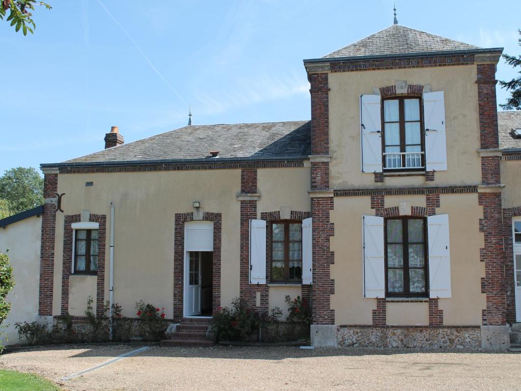ein altes Backsteinhaus mit Fenstern auf einer Straße in der Unterkunft Gîte Les Ressuintes, 3 pièces, 5 personnes - FR-1-581-37 