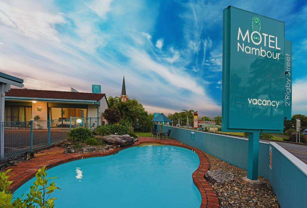 znak dla motelu w północnym porcie z basenem w obiekcie Motel in Nambour w mieście Nambour