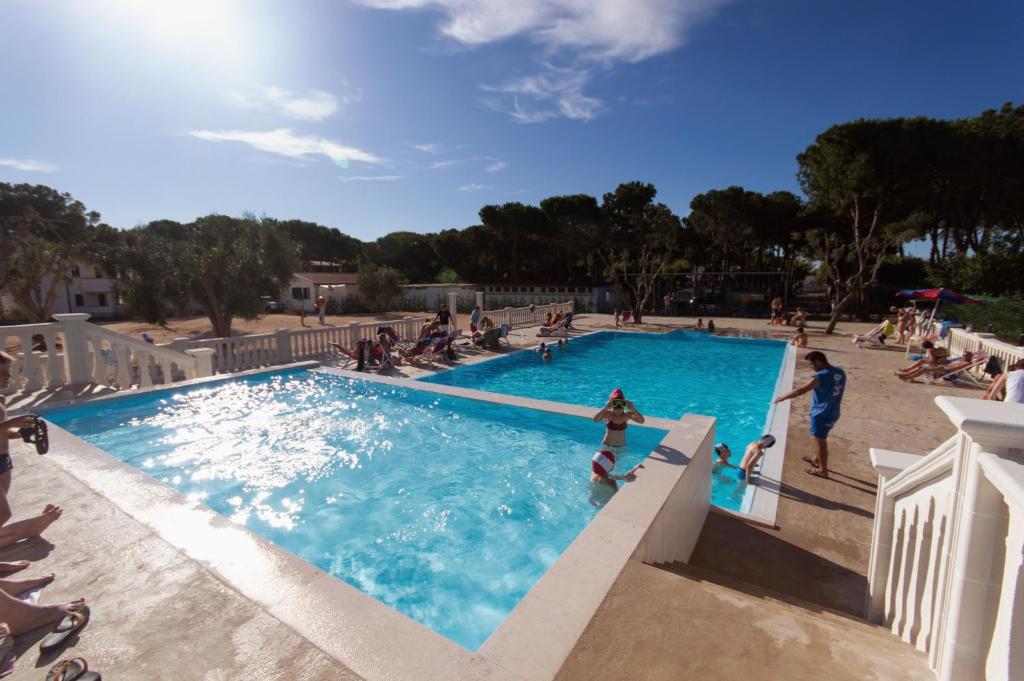 una grande piscina con persone in acqua di Villaggio Lido Del Mare a Rodi Garganico
