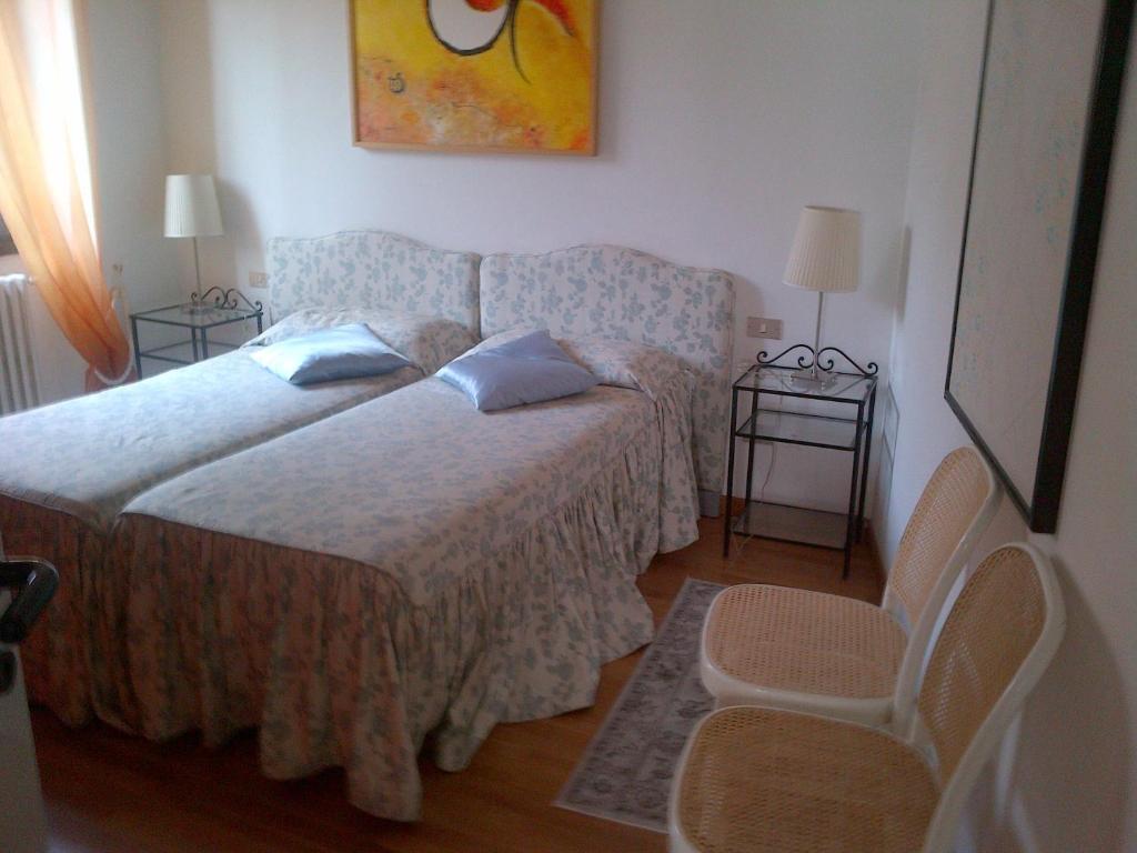 1 dormitorio con 1 cama y 2 sillas en B&B Brera, en Milán