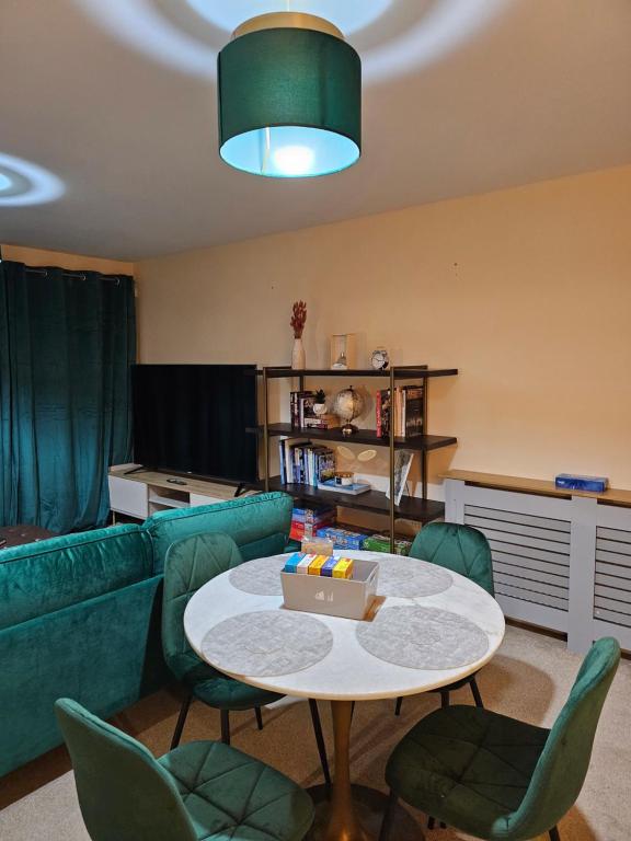 ein Wohnzimmer mit einem Sofa und einem Tisch mit einer Schachtel darauf in der Unterkunft Waterfront, Ethihad stadium apartments in Manchester