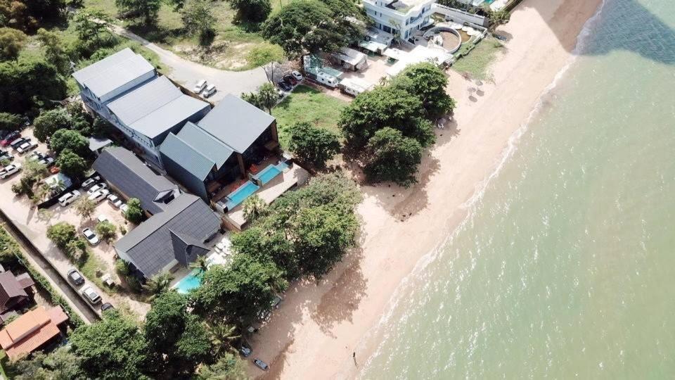 eine Luftansicht eines Hauses am Strand in der Unterkunft Dojo poolvilla beach resort - private beach villa- in Na Jomtien