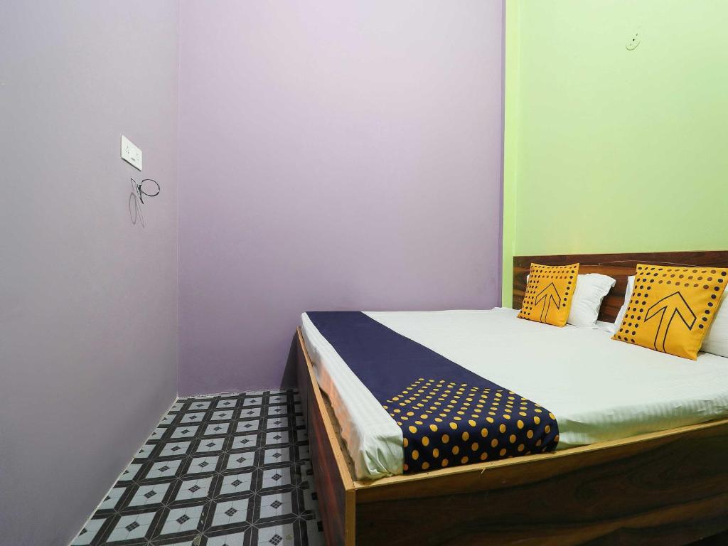 Łóżko lub łóżka w pokoju w obiekcie SPOT ON Muskaan Guest House
