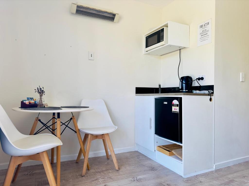 Kuchyň nebo kuchyňský kout v ubytování A1 Kaikoura Motel & Apartment