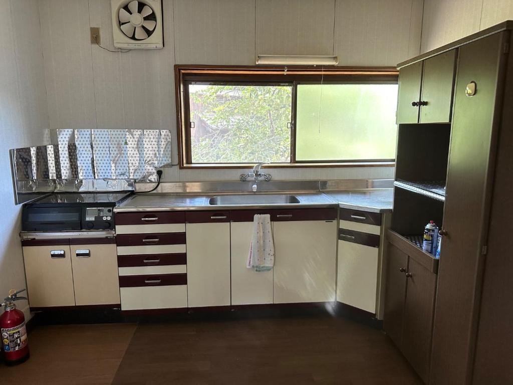eine Küche mit einem Waschbecken und einem Fenster in der Unterkunft Minpaku Tanaka - Vacation STAY 15255 in Kyōtango