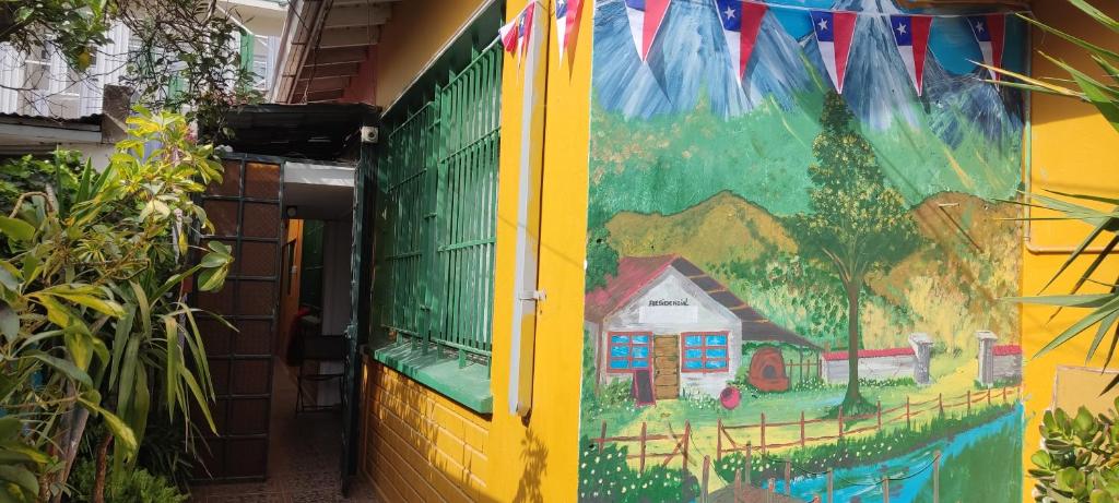 a painting of a train on the side of a building at Residencial La Nona - Villa Alemana in Villa Alemana