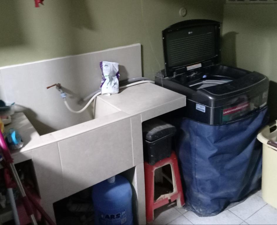 un escritorio con un ordenador encima de un cubo de basura en Comodidad en tu viaje, en Chiclayo