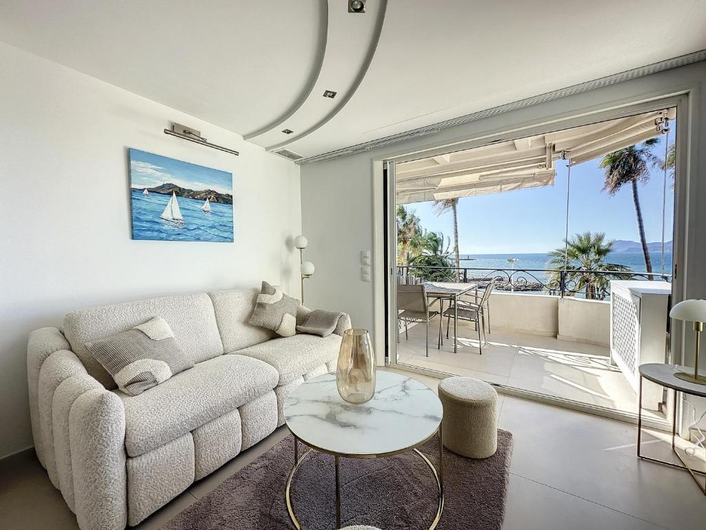 een woonkamer met een bank en een tafel bij Appartement Cannes, 3 pièces, 6 personnes - FR-1-470-66 in Cannes