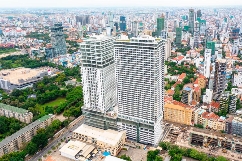una vista aerea di un grande edificio in una città di Prince Huan Yu Center Hotel & Residence太子寰宇中心酒店公寓 a Phnom Penh