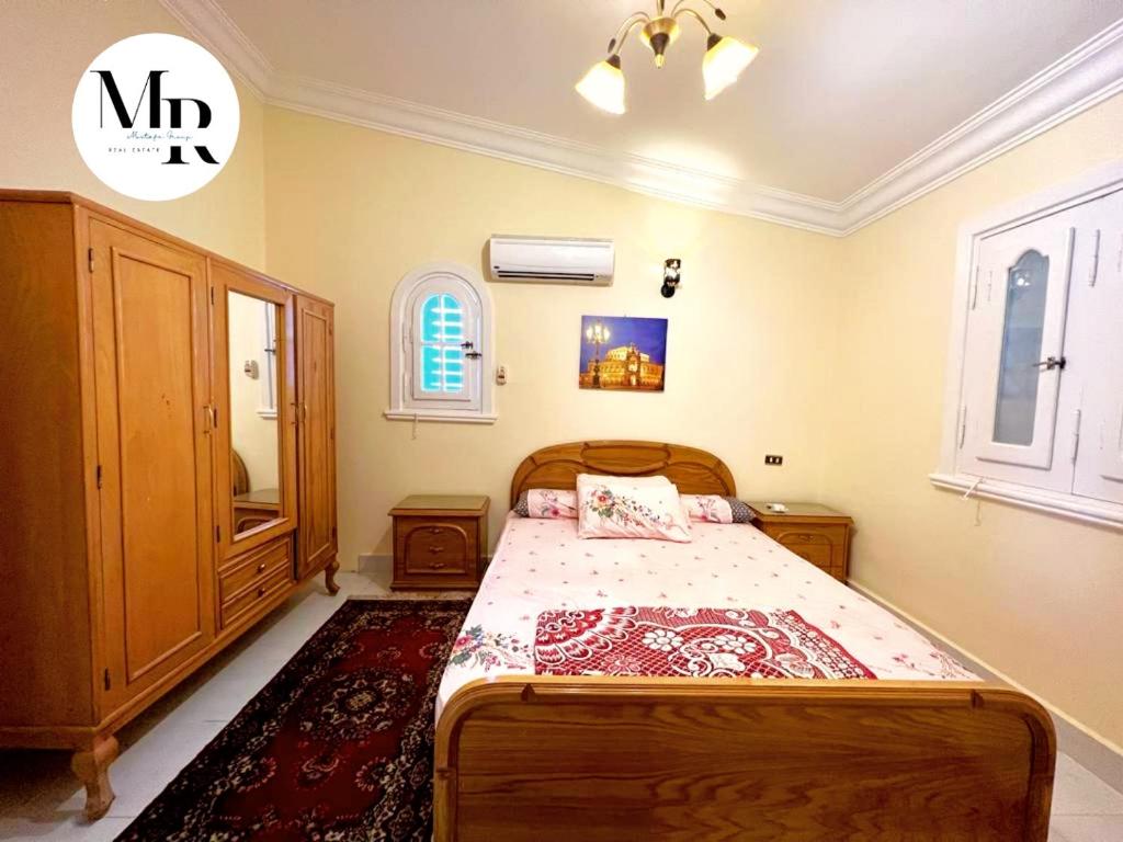 1 dormitorio con 1 cama y vestidor en Villa Marina (5) 2nd Row Of The Sea en El Alamein