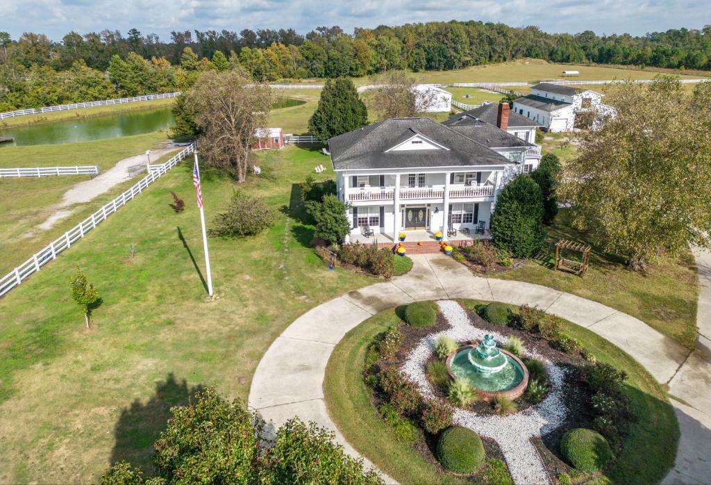 an aerial view of a large house with a fountain at Parkton Place An Outdoor Venue in Hope Mills