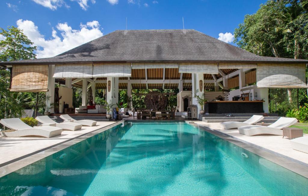 una piscina frente a una villa en Anima Retreat Bali en Krambitan