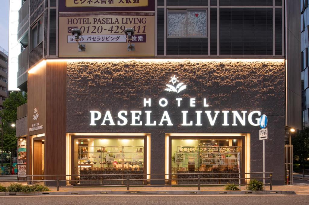un panneau vivant de l'hôtel pasella sur le côté d'un bâtiment dans l'établissement Hotel Pasela Living, à Tokyo
