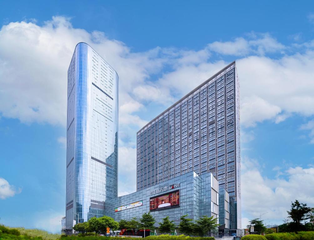 wysoki szklany budynek z niebem w obiekcie Livetour Hotel HaiZhu Hopson New Plaza Guangzhou w Guangzhou