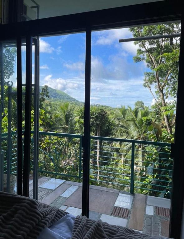 Banahaw Circle Nature Retreat - Chambre Double Avec Balcon