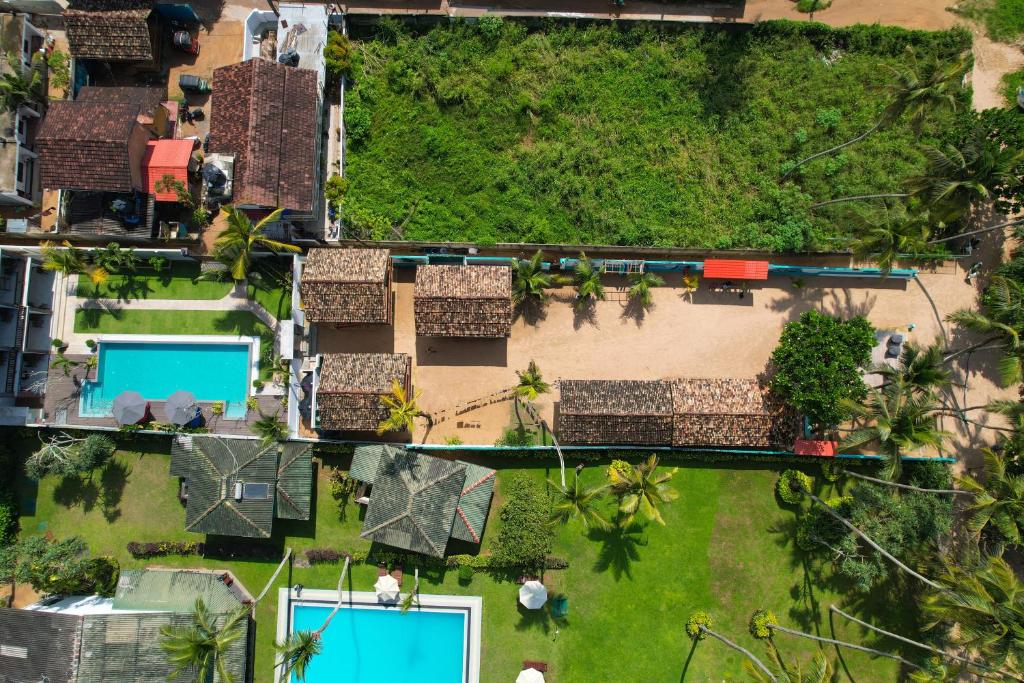 Bazén v ubytování The Green Rooms Surf & Yoga Camp - ON THE BEACH - Prime location Renovated 2024 nebo v jeho okolí