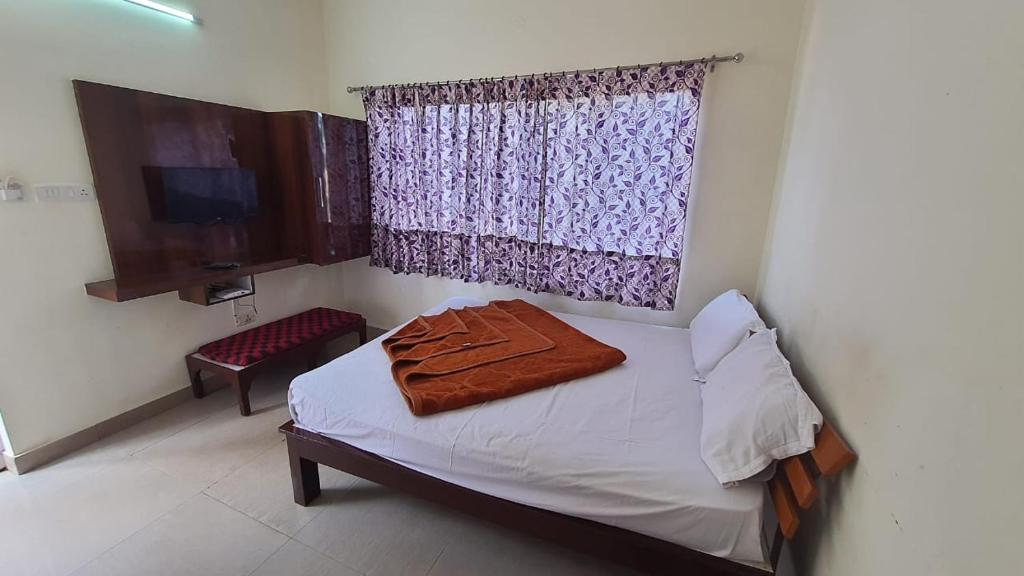 Postel nebo postele na pokoji v ubytování Ooty Prakash Residency