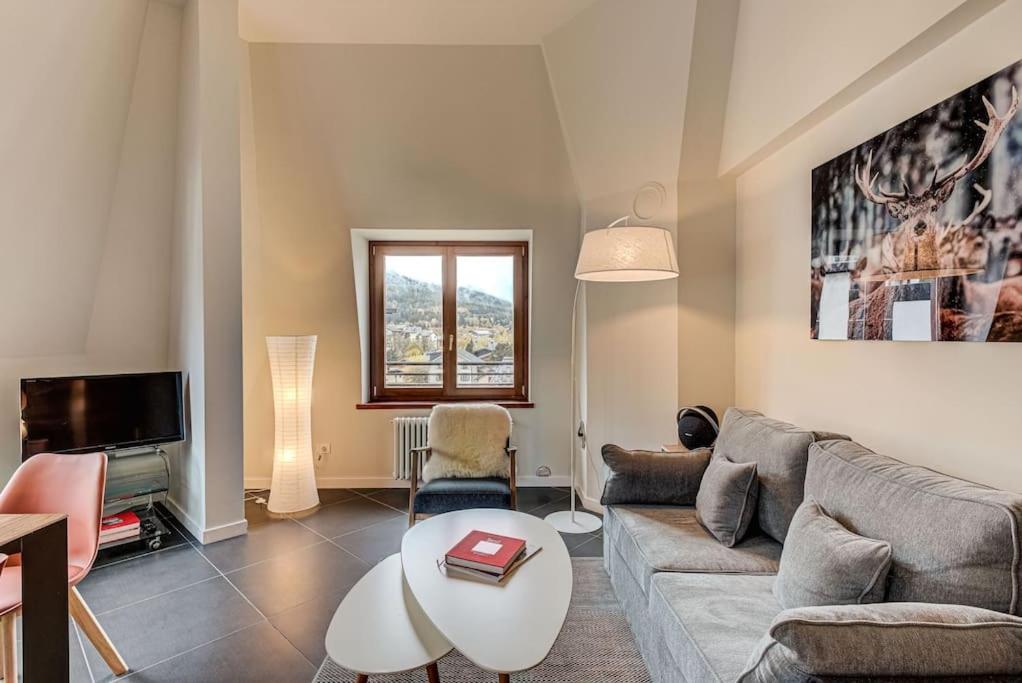 un salon avec un canapé et une table dans l'établissement Apartment Alpes V - Alpes Travel - Central Chamonix - Sleeps 5, à Chamonix-Mont-Blanc