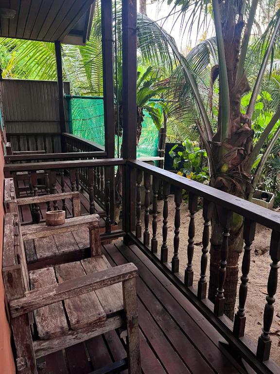 Balkón nebo terasa v ubytování Beer's House Bungalows เบียร์เฮ้าส์บังกะโล