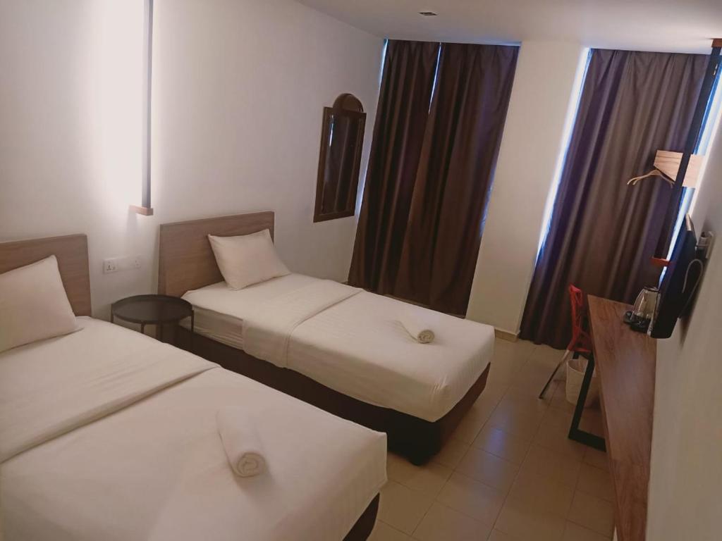 Postel nebo postele na pokoji v ubytování T Hotel Anggerik