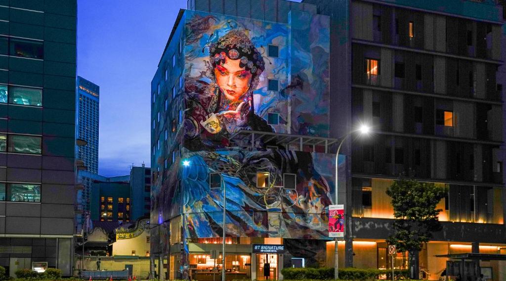 un mural de una mujer al lado de un edificio en ST Signature Bugis Middle,DAYUSE,9 hours 9AM-6PM, en Singapur