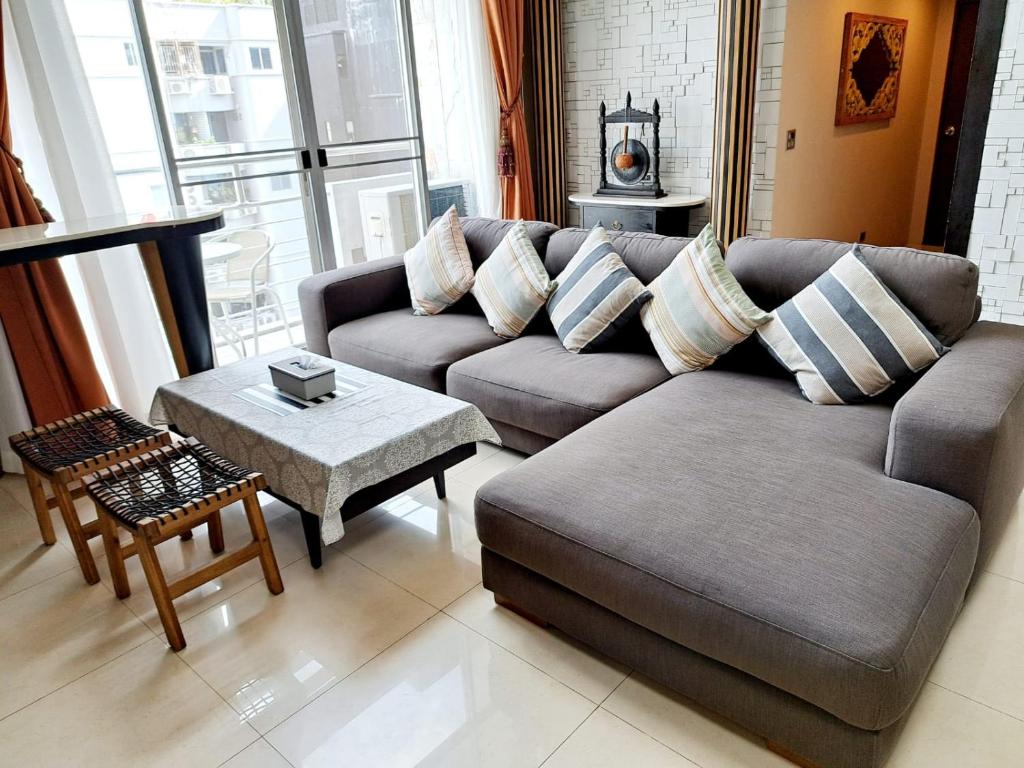 Posezení v ubytování Custom Design Loft With City Views And Rooftop Pool