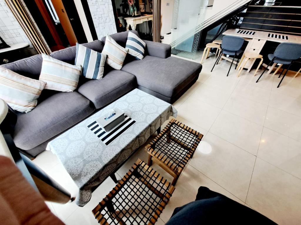 Posezení v ubytování Custom Design Loft With City Views And Rooftop Pool