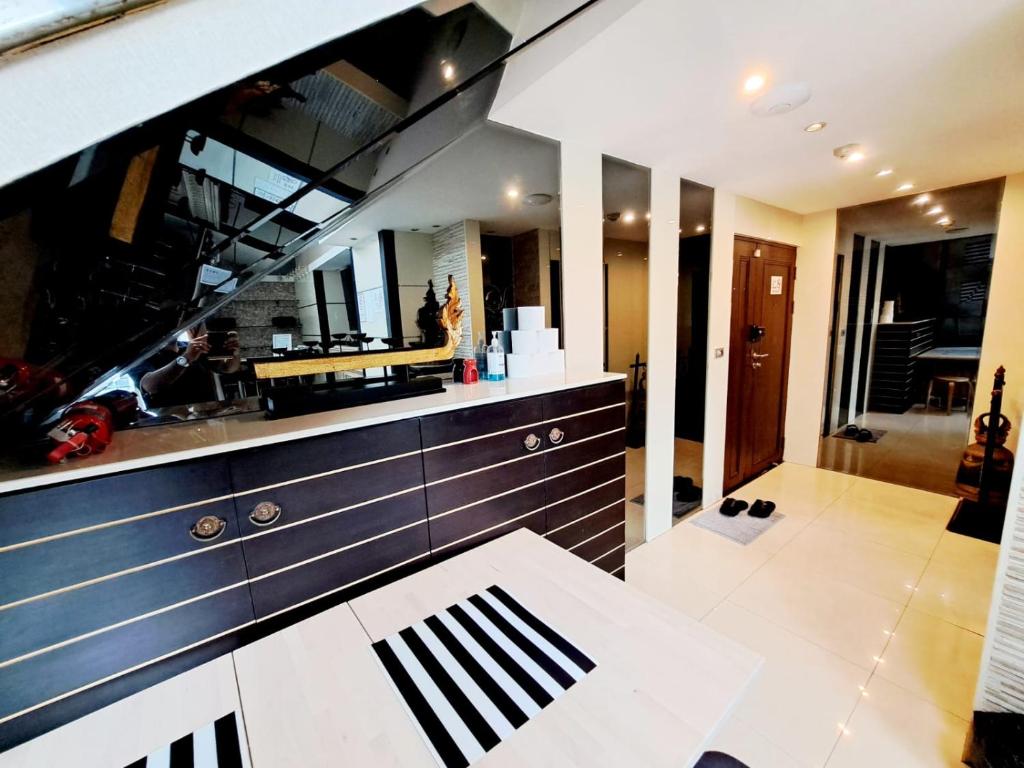 Kuchyň nebo kuchyňský kout v ubytování Custom Design Loft With City Views And Rooftop Pool