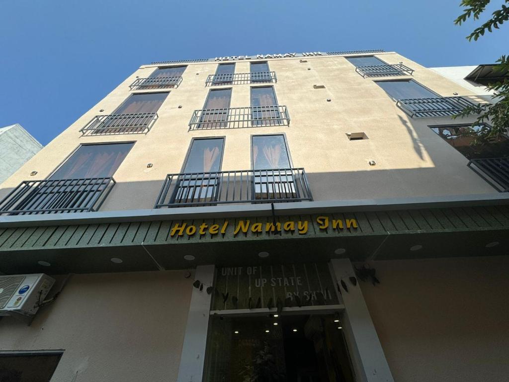 um edifício com um sinal de hotel de manicómio em Namay Inn By T AND M Hotels em Haridwar