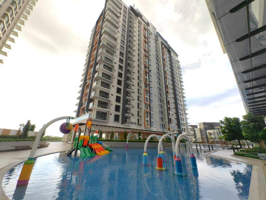 DonggongonにあるNear Airport K Avenue Family Roomのスイミングプール内の遊び場付きの大きなアパートメントです。